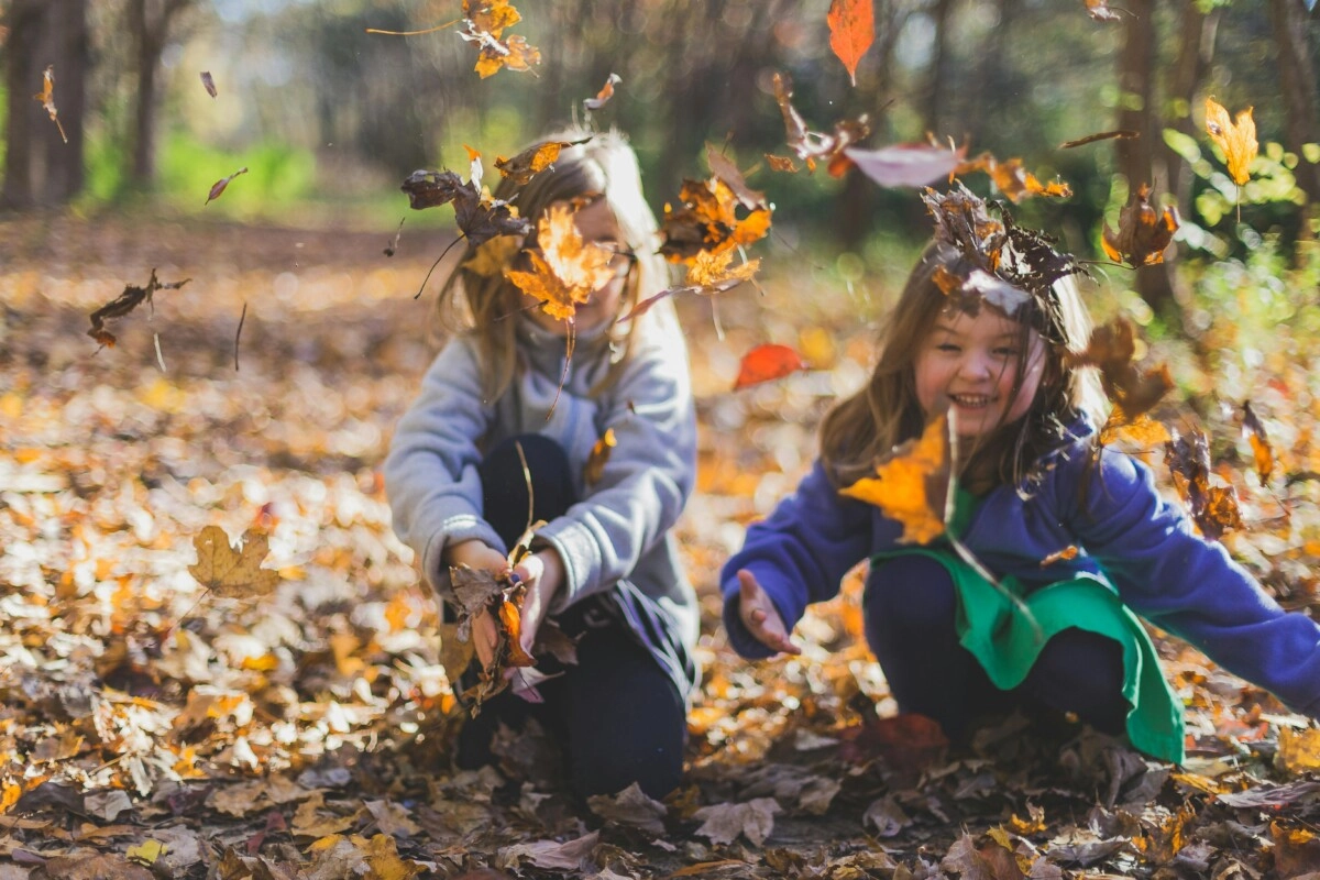 Kinder im Herbst