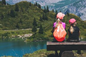 Kinder beim Wandern an einem Tiroler Bergsee